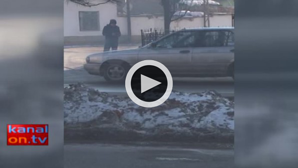 Yanan motosikletini üfleyerek söndürmeye çalıştı