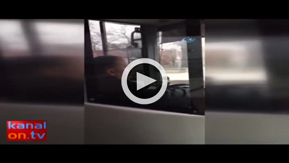 Elindeki telefonla yolcuların canını hiçe saydı!