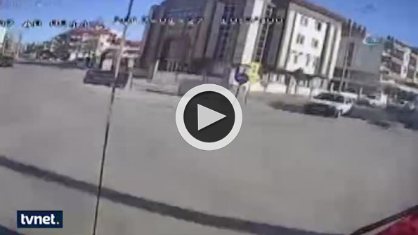 Motosiklet sürücüsünün ağır yaralandığı kaza güvenlik kamerasında