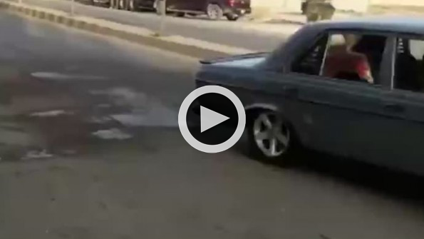 Hızını alamayınca direğe çarptı