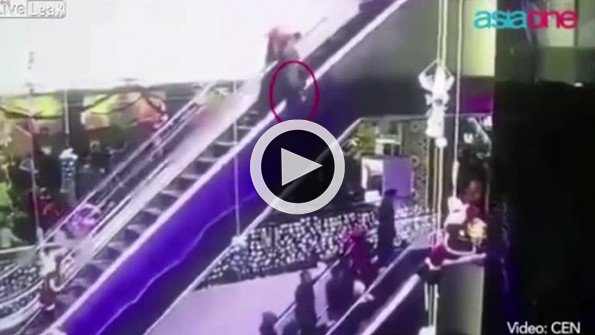 Yürüyen merdivende bebeğini düşürdü