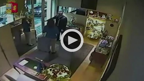 Mücevher dükkanında film gibi hırsızlık