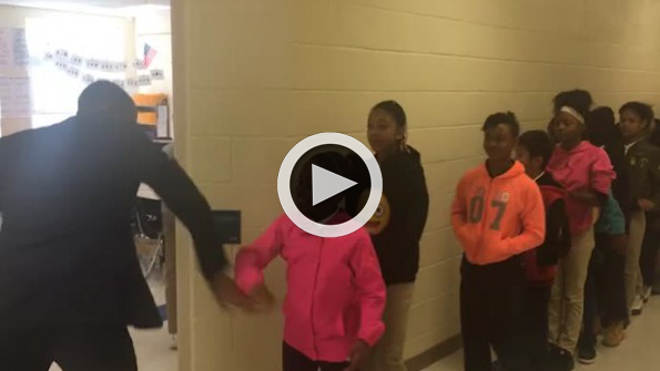 Her öğrencisi ile farklı selamlaşan öğretmen