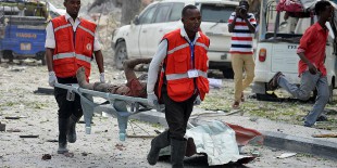Başkent Mogadişu’daki halk pazarı yakınlarında düzenlenen bombalı saldırıda 20 kişi öldü, onlarca kişi yaralandı.
