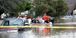 California’da evlerini su basan yaklaşık 200 kişi kurtarıldı