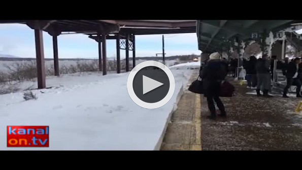 Tren yolunda kar dalgası!