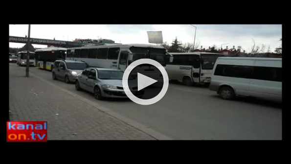 Konya’da park halindeki araçta uyuyan sürücü trafiği aksattı!