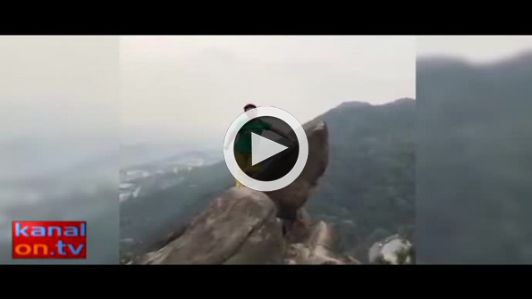 Kayalıklarda poz verirken bir anda aşağıya düştü