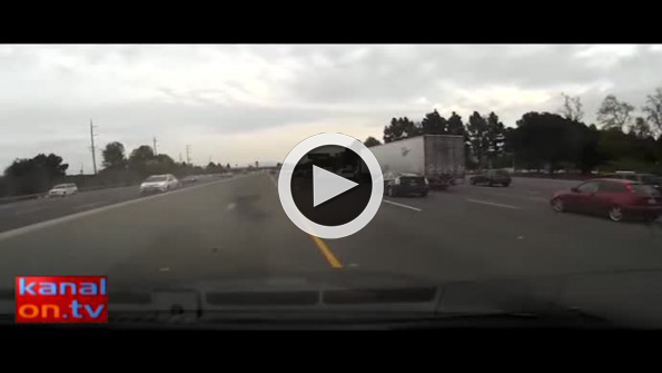 Kontrolsüz motor sürücüsünün feci kazası kamerada