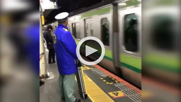 Japonya metrosunda engelliler için özel görevli