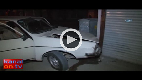 Çaldıkları otomobili duvara çarpıp kaçtılar