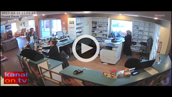 Kadın sürücü fren yerine gaza basınca dükkana böyle girdi!