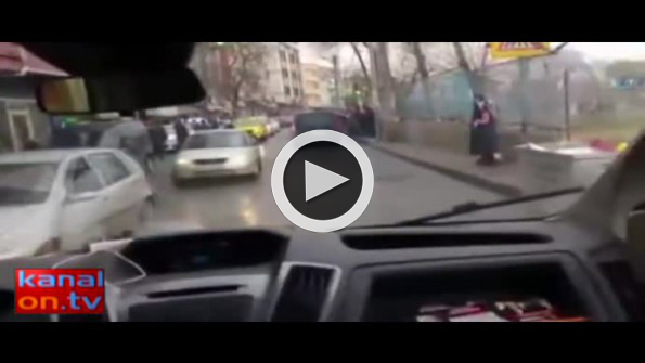 AK Parti seçim aracına taşlı saldırı kamerada