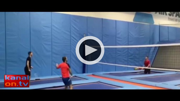 Uçarak badminton oynadılar