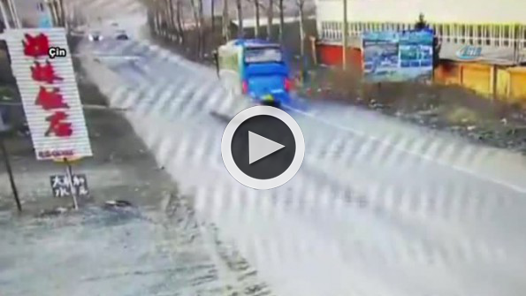 Motosiklet otobüsün altında kaldı: 2 ölü