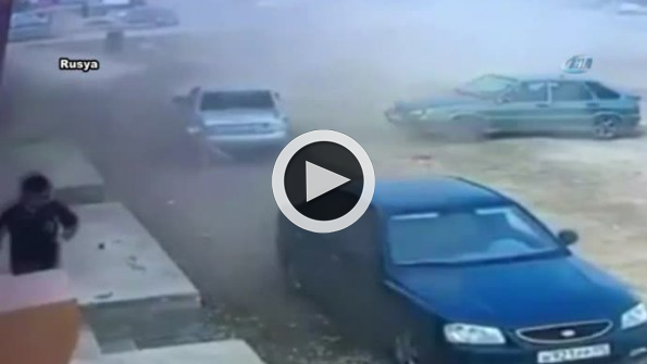 Otomobil taklalar attı: Sürücü camdan fırladı !