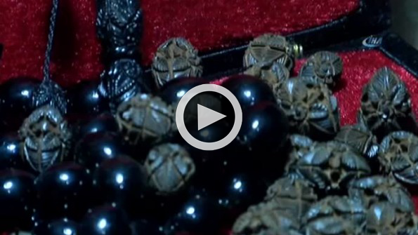 Nakşettiği tespihlerin değerine değer katıyor