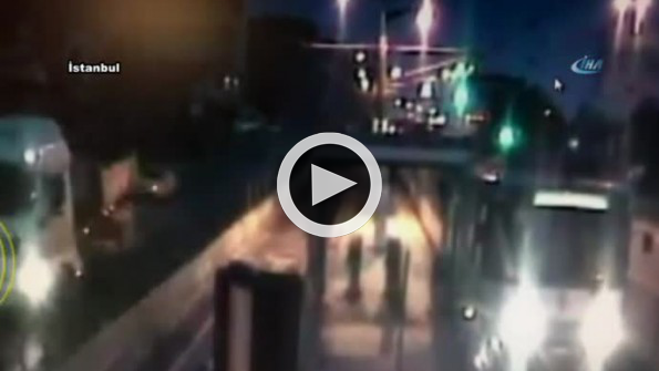 Minibüs beklerken kamyon altında can verdi