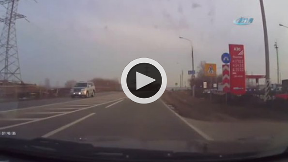 Dev lastik kadın sürücüyü teğet geçti