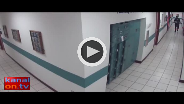 Koridorda yürüyen polis fareyle karşılaşırsa...