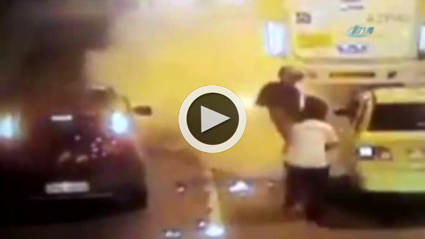 Sürüklenen motosiklet sürücüyü yaktı: O anlar kamerada