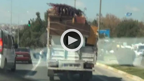 Kamyonetin kasasında tehlikeli yolculuk