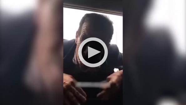 İngilizce şarkı söyleyen adamdan yeni performanslar!