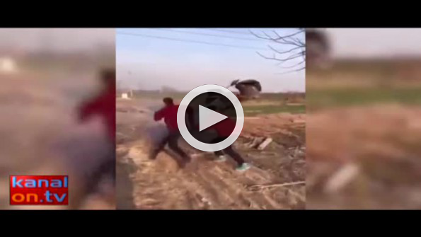 İnsanları kovalayan traktör