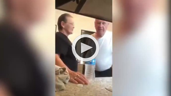 Pet şişe şakasını eşine yapan yaşlı kadın