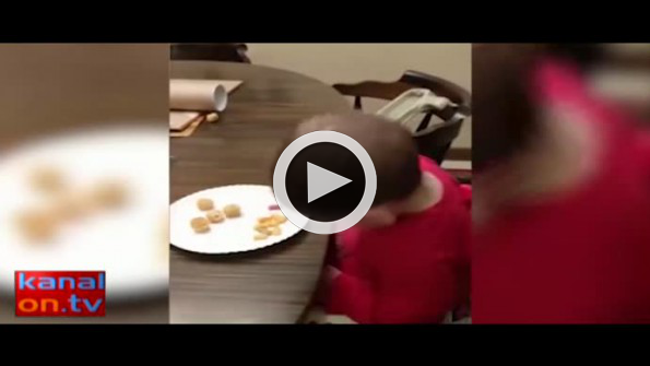 Yemek sırasında uykusu gelen ufaklık