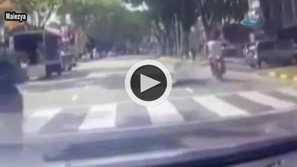 Motosiklet yaya geçidinde kadına böyle çarptı