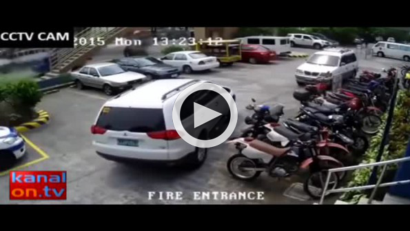 Kızgın baba arabayı park edemeyince...