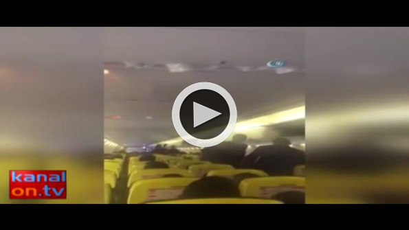 Uçağa yıldırım çarptı: İşte o anlar