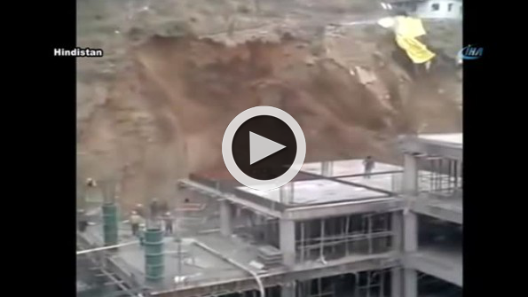 Devasa toprak parçası böyle çöktü