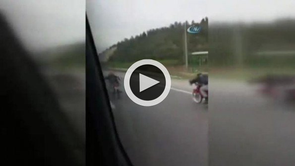 Motosiklet üzerinde tehlikeli yolculuk