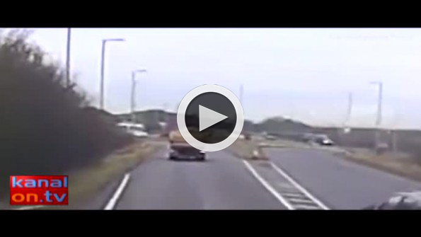  Korkunç kazada araba metrelerce uçtu