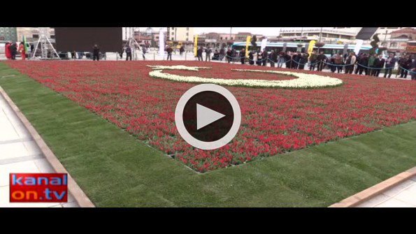 Mevlana Meydanı’na lalelerden Türk bayrağı