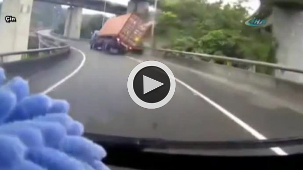 Kamyon viyadükten aşağı devrildi: O anlar kamerada