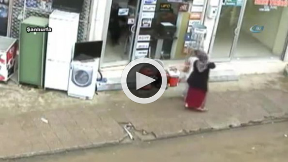 Otomobilin fırlattığı taştan kıl payı kurtuldular