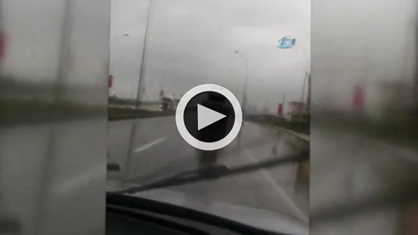 Yok artık! Yüklerin üzerinde otomobil taşıdı