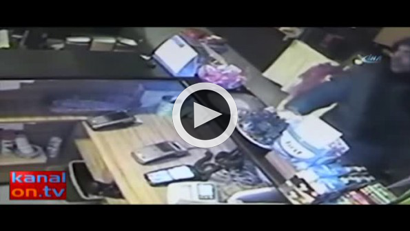 Bahşiş kutusunu çalarken kameralara yakalandı