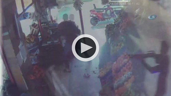 Tüfekli saldırıya domatesle karşılık verdi