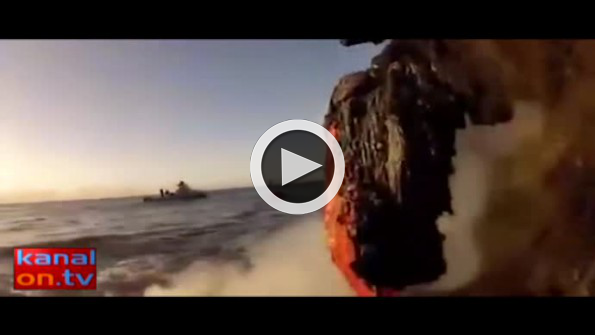 Lavın denize dökülme anı yakın çekimde