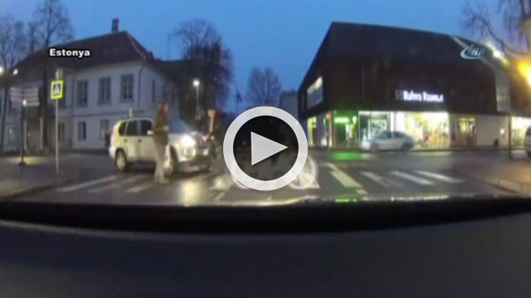 Şaşkın sürücü yaşlı kadını canından ediyordu