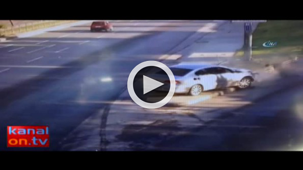 Otomobilin bariyerlere ok gibi saplanma anı kamerada