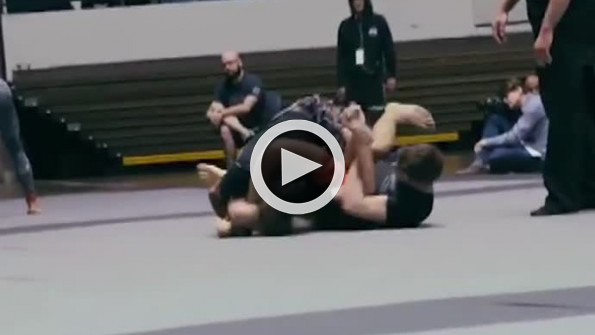 Rakibinin kolunu acımadan kırdı!