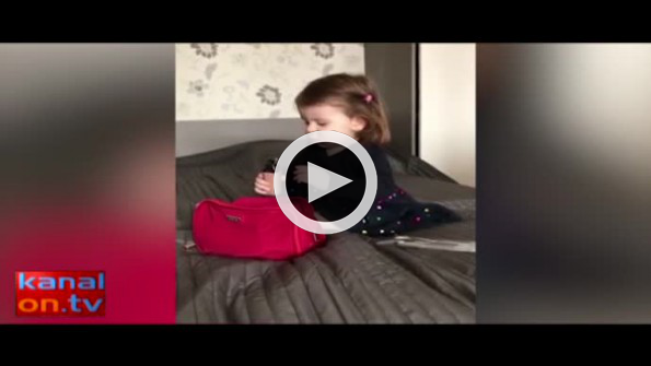 Makyaj yapmak için erken davranan tatlı kız çocuğu