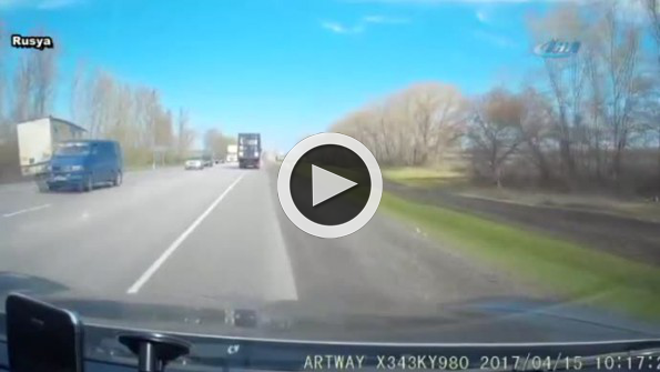 Direksiyon başında uyuyunca kaza yaptı