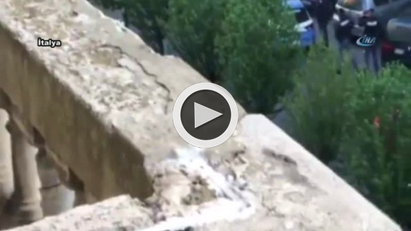 Polis bıçaklı şahsı vurdu