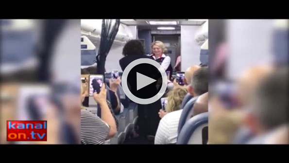 Ünlü sanatçı uçakta serenat yaptı